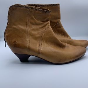 Frye Steffi Zip Short Leather Boots Brown Size 8.5M Booties Back Zip kitten heel
